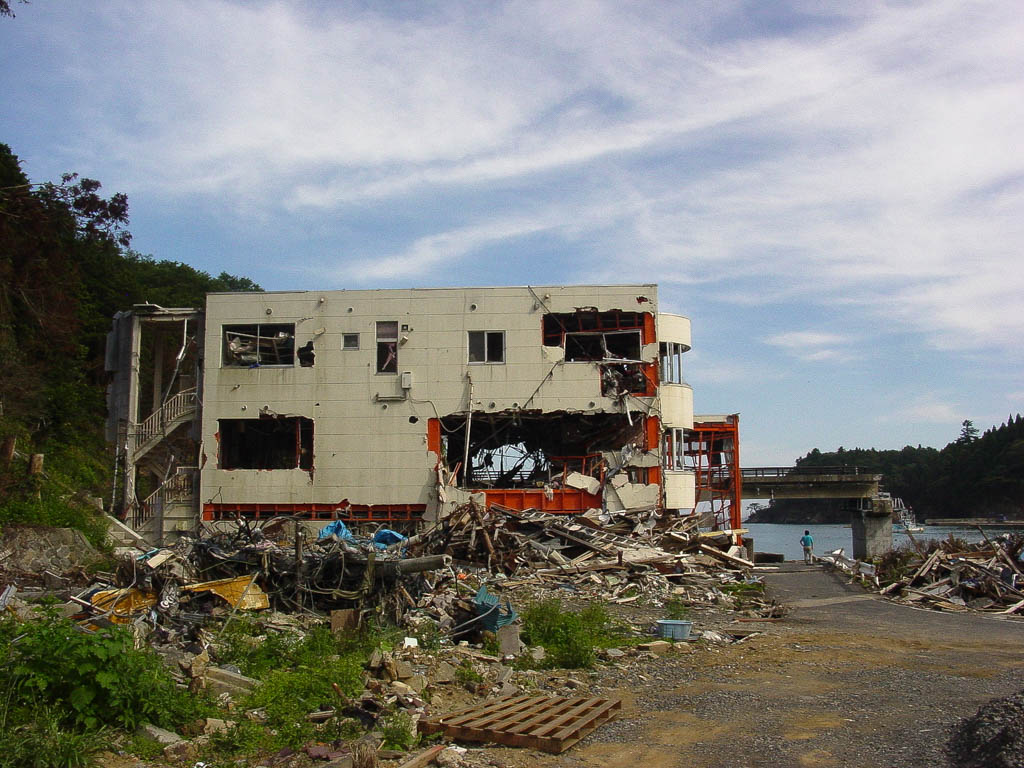 東日本大震災の被災地に残る建物