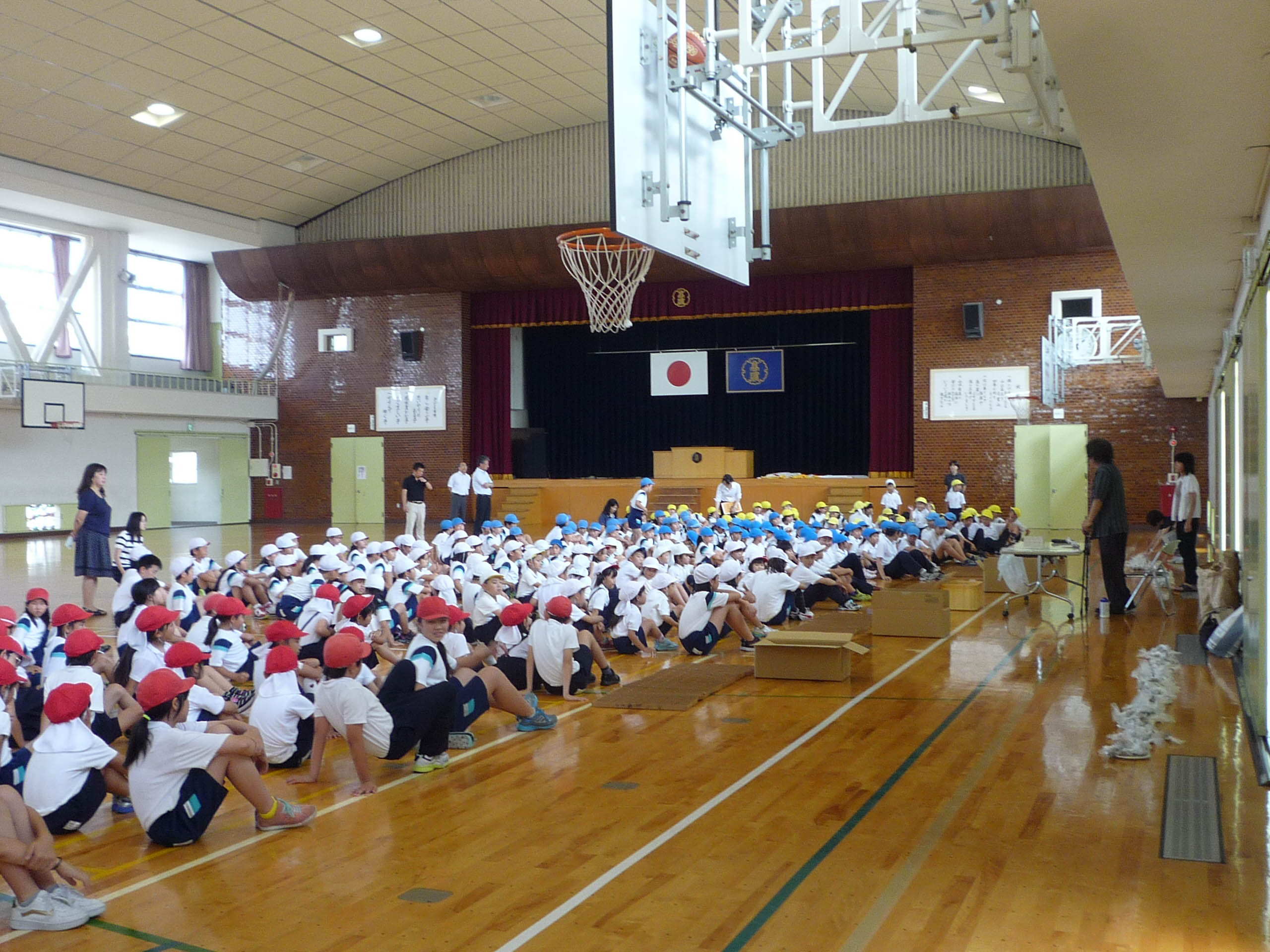 体育館に集まった学校の子どもたち