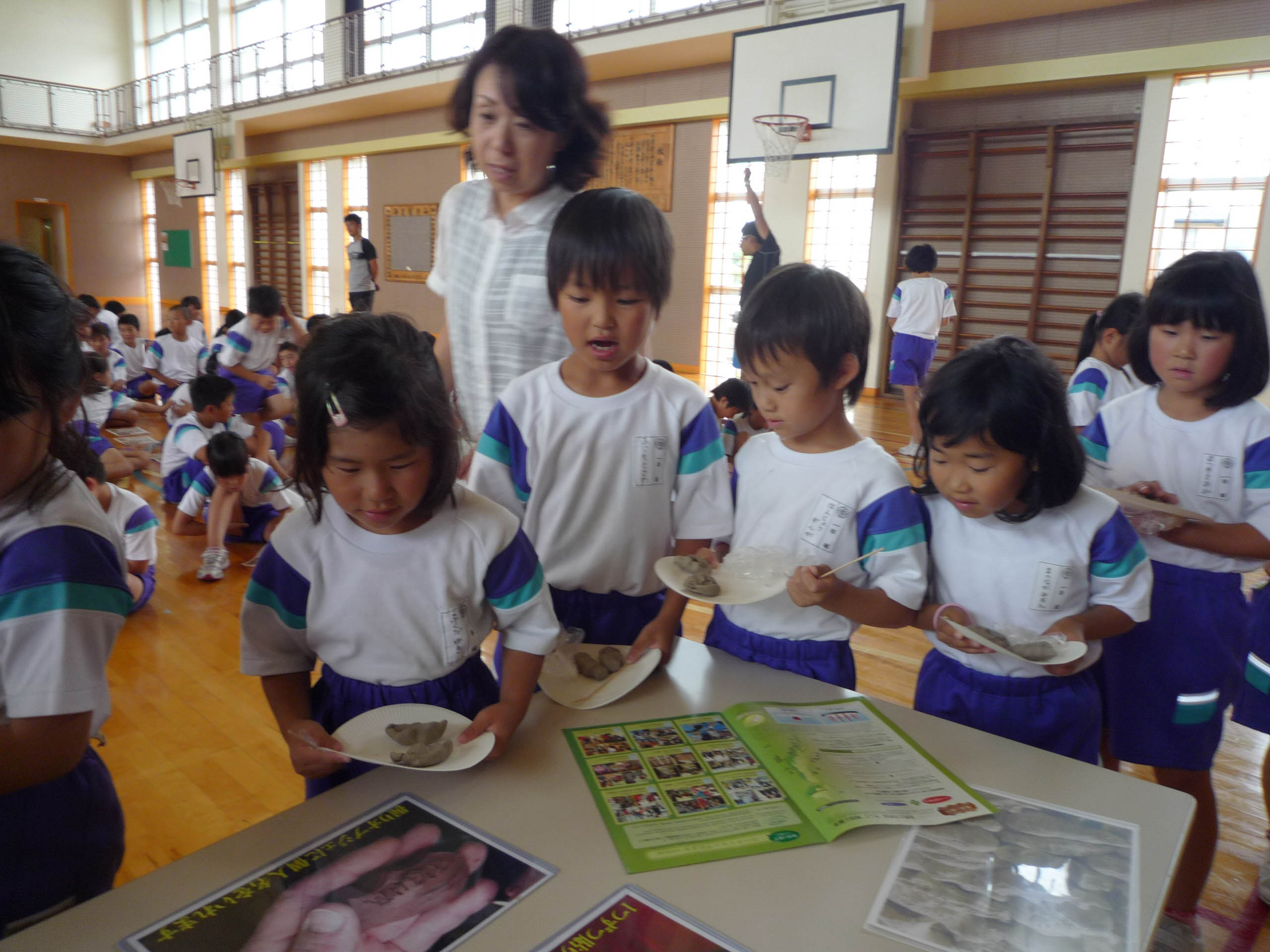 制作したオブジェを持つ子どもたち