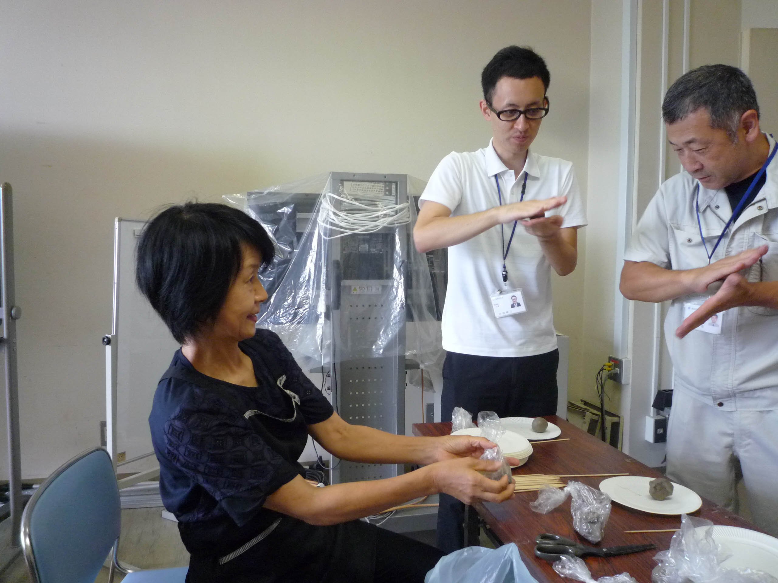 職場で土を握る人々