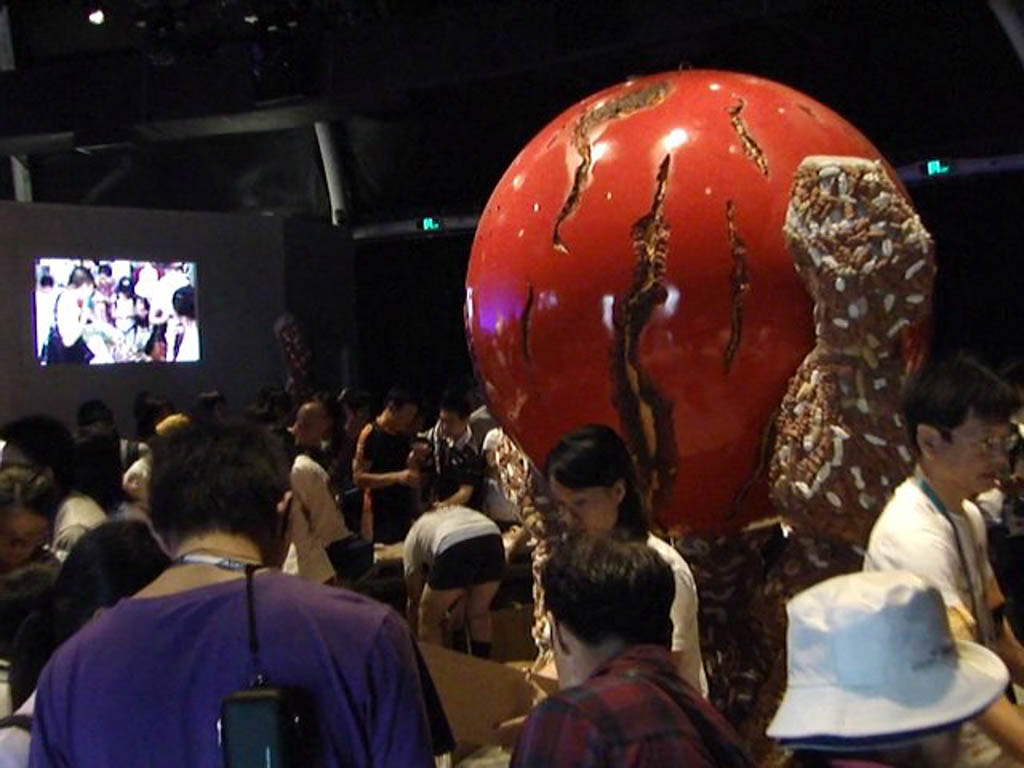 作品を囲んで行われた市民参加型ワークショップ