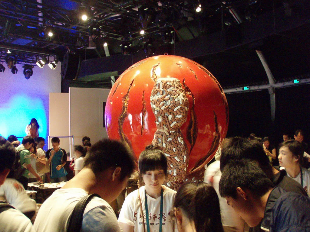 日本館で展示された「地球と握手」