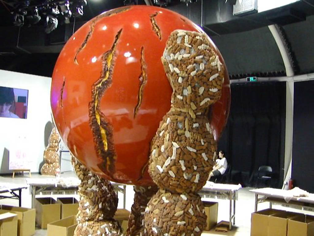 上海万博・日本館に設置された「地球と握手」