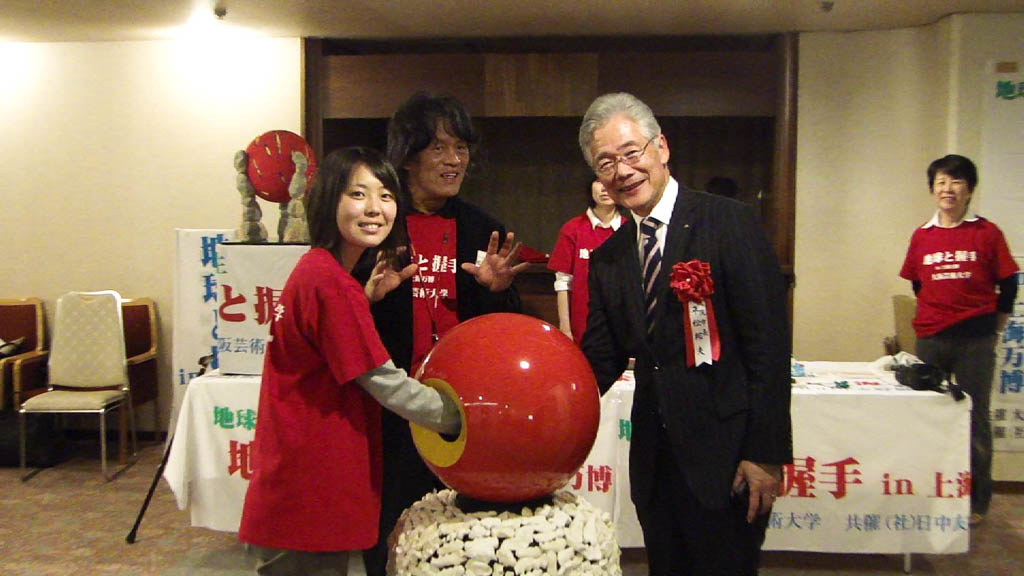 大阪の日中友好協会の催しで作品を囲む参加者と作者