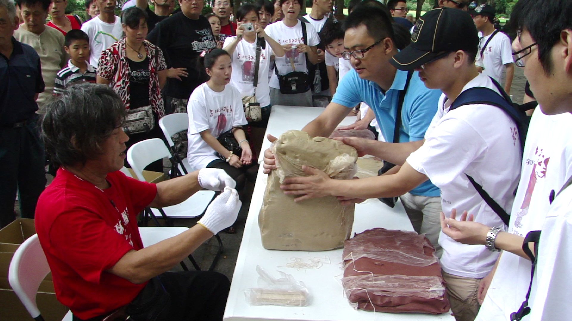 上海魯迅公園でワークショップの準備をする参加者と作者