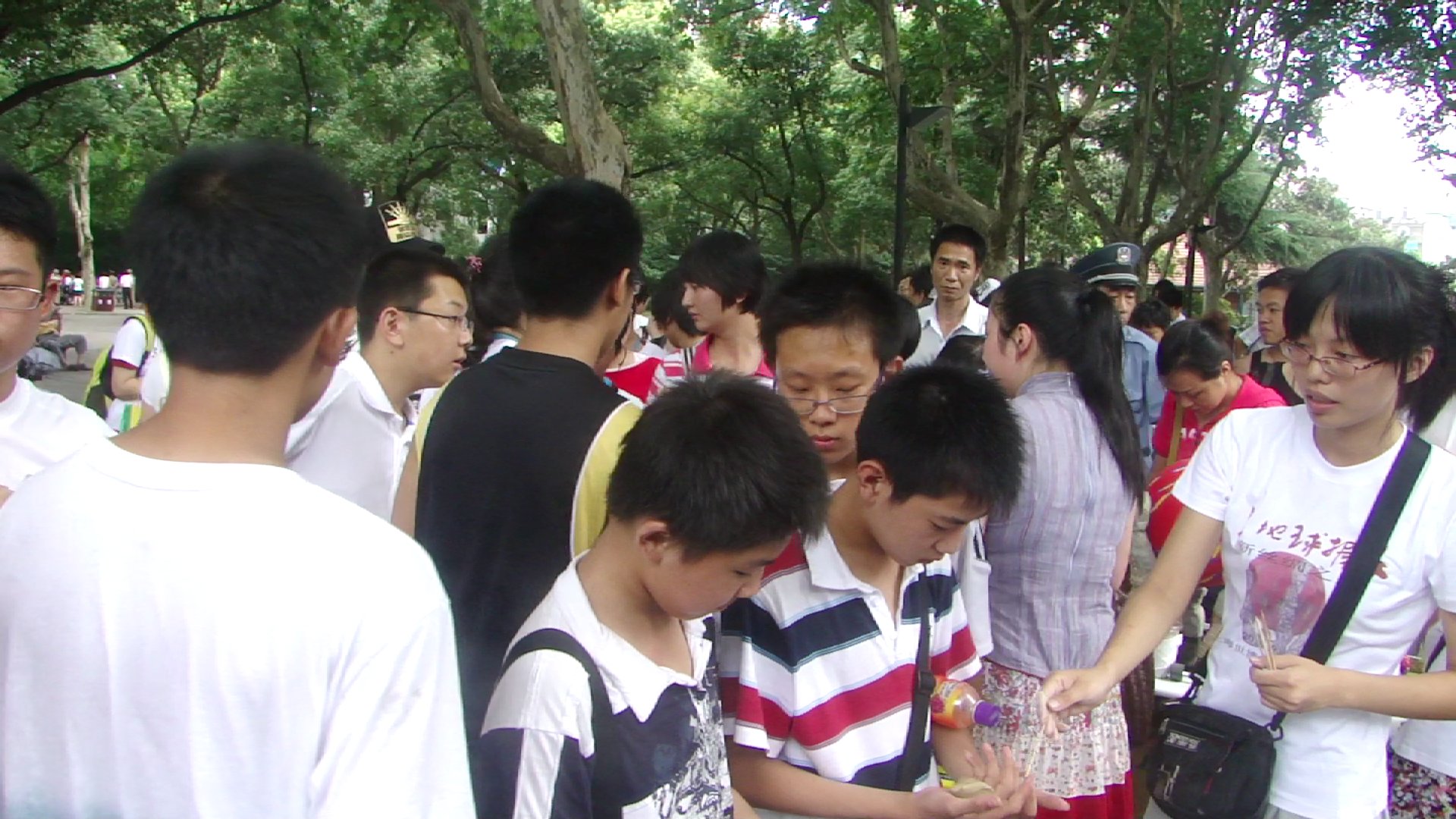 上海魯迅公園に集まった子どもや市民