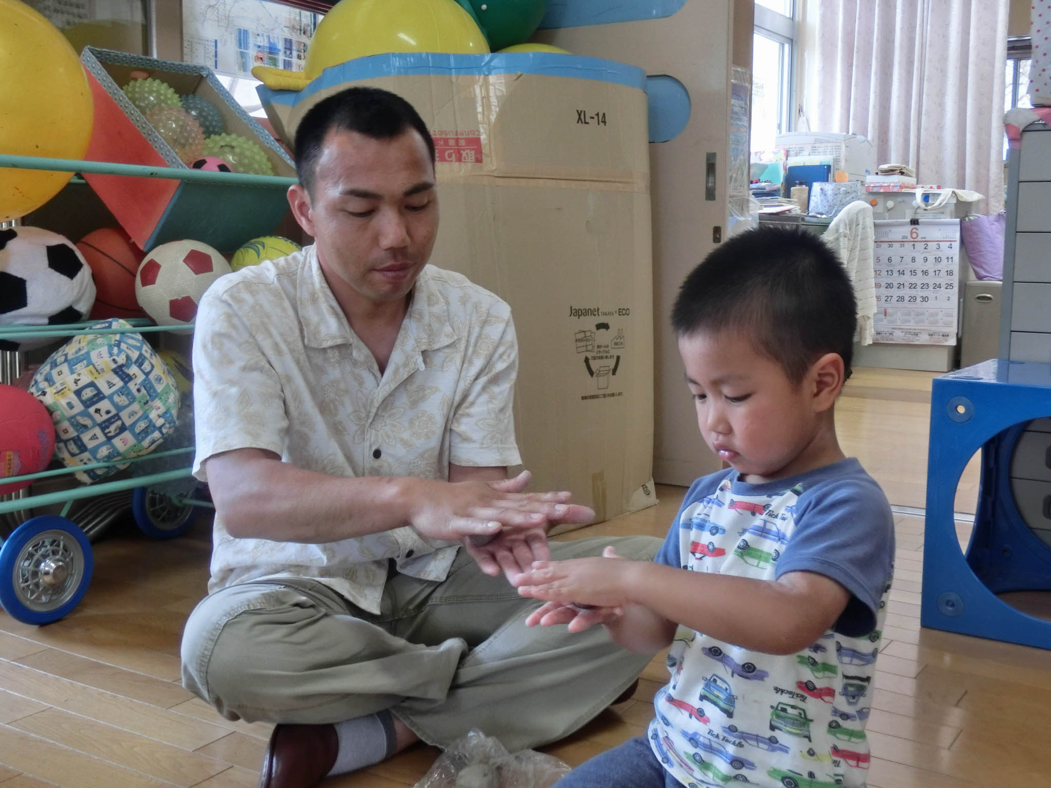 親子で土を握る様子