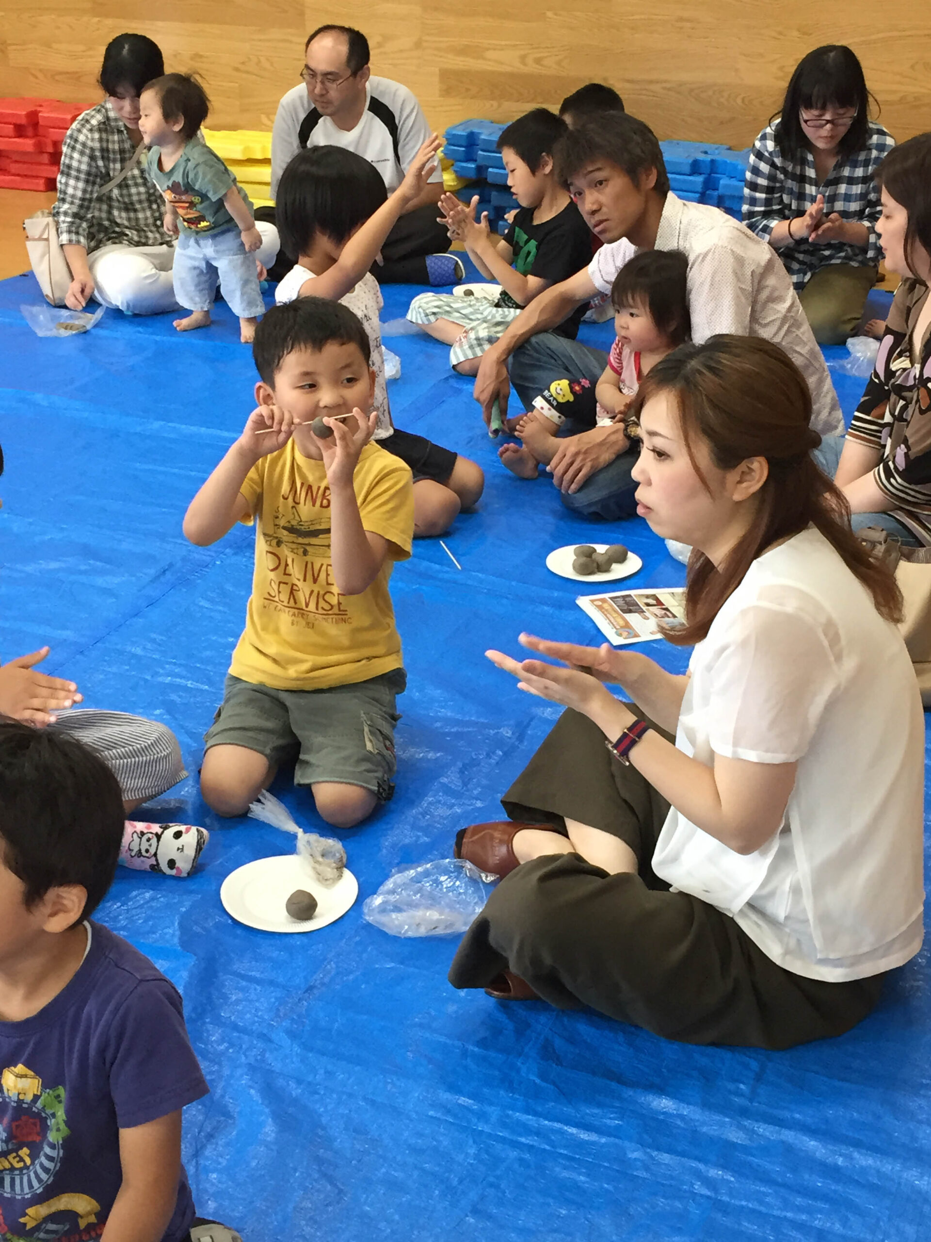 親子で土を握るワークショップ