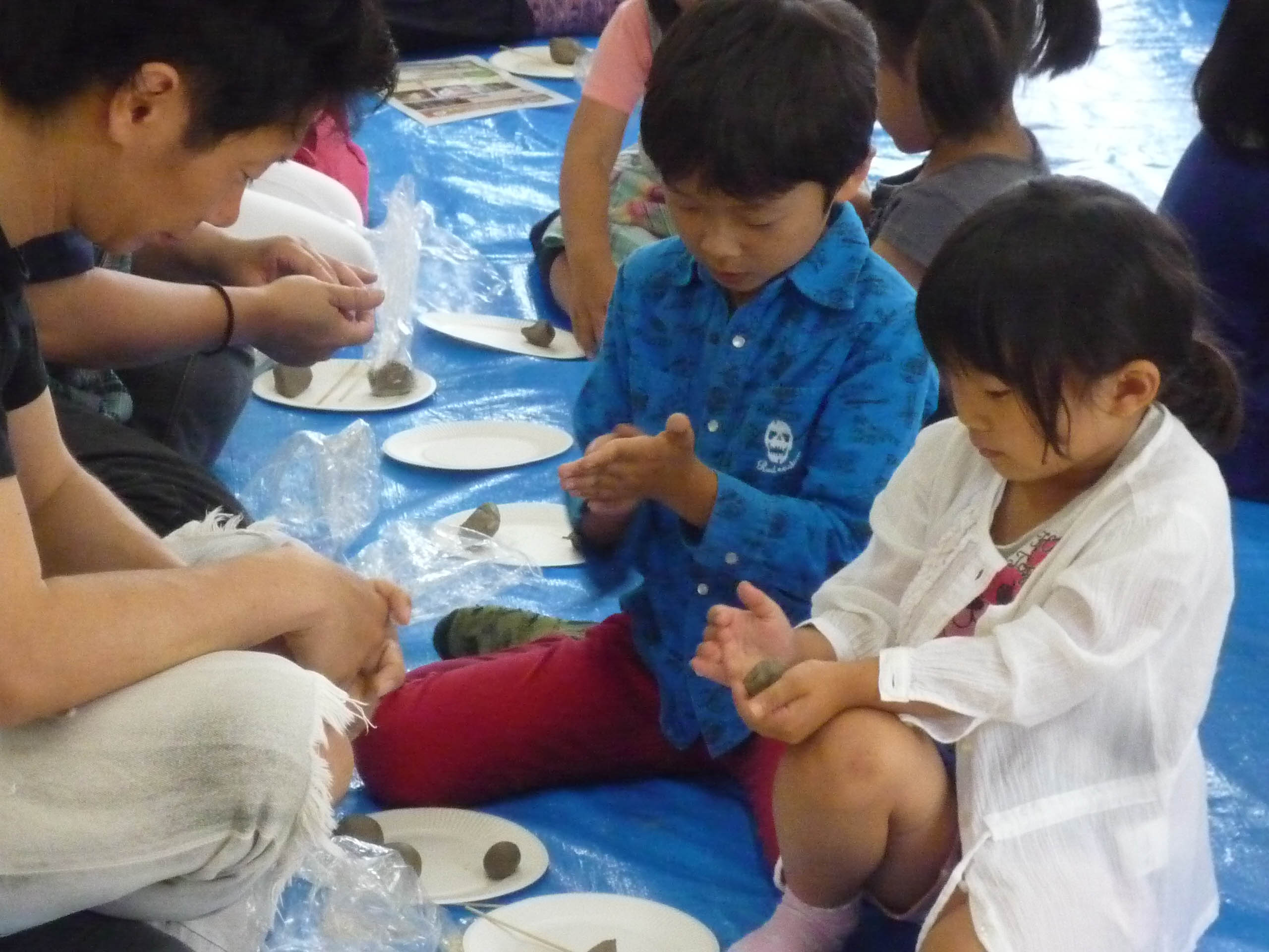 土を握る子どもたち