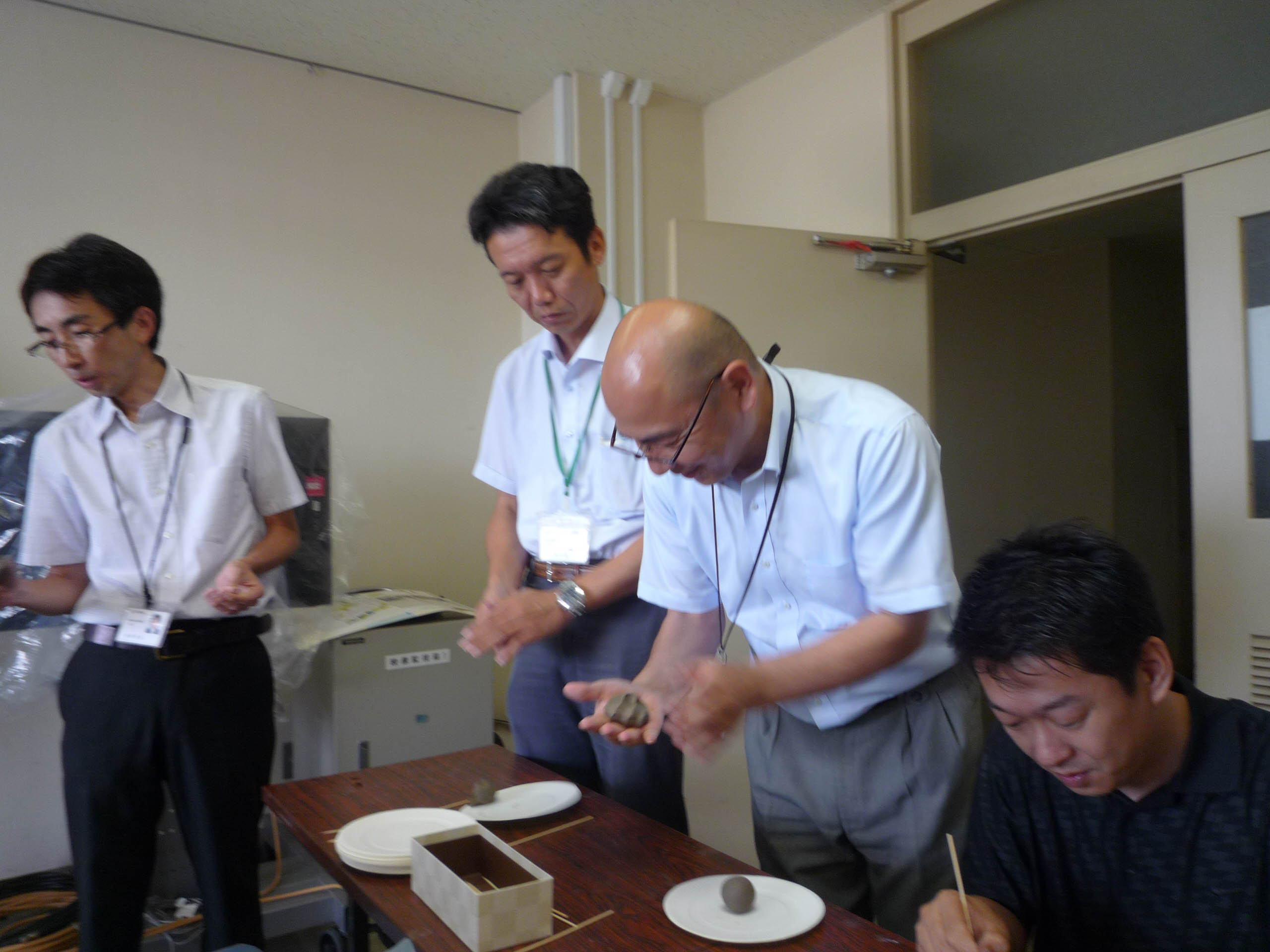 職場で土を握る人々