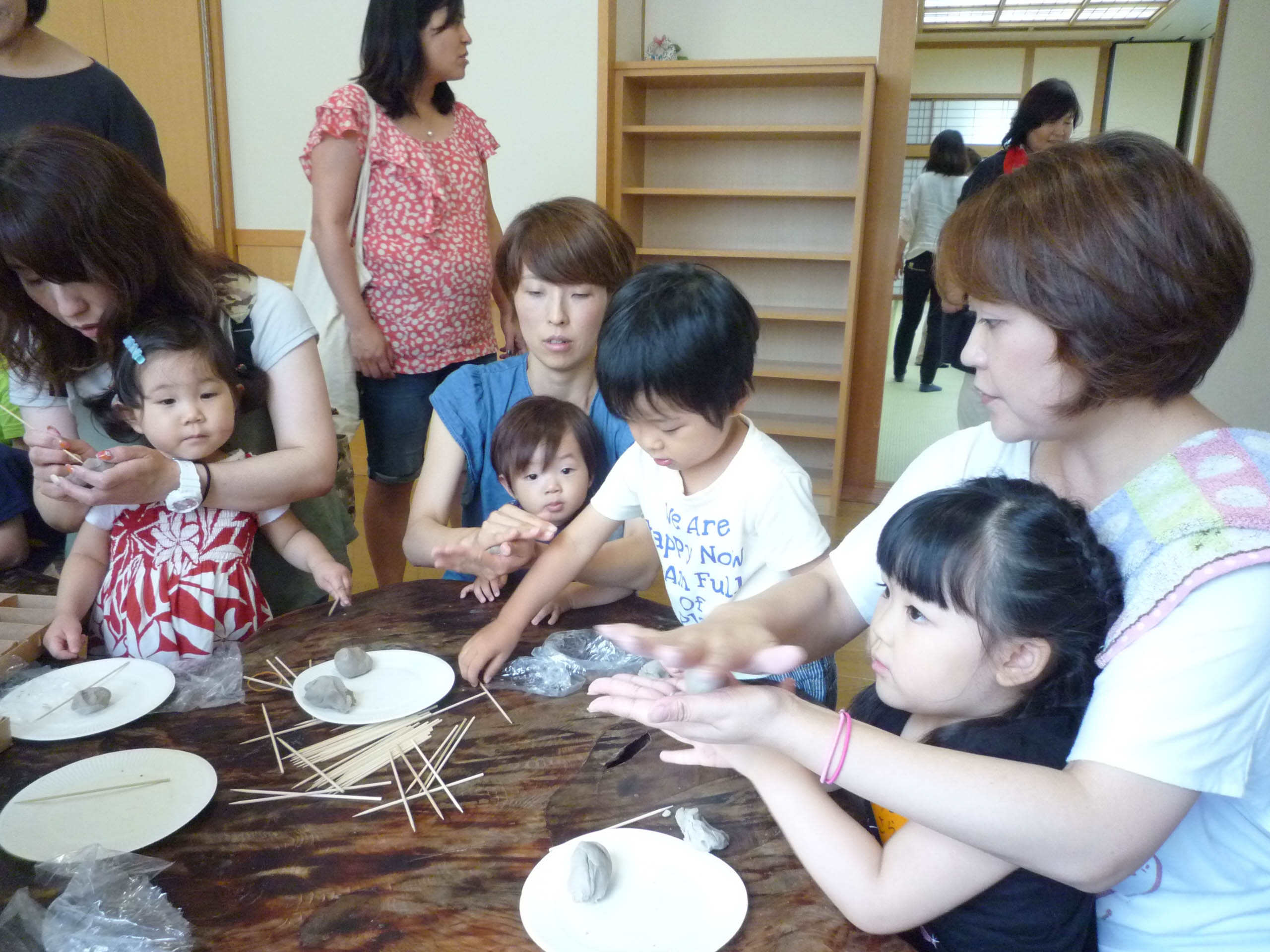 親子で土を握る様子