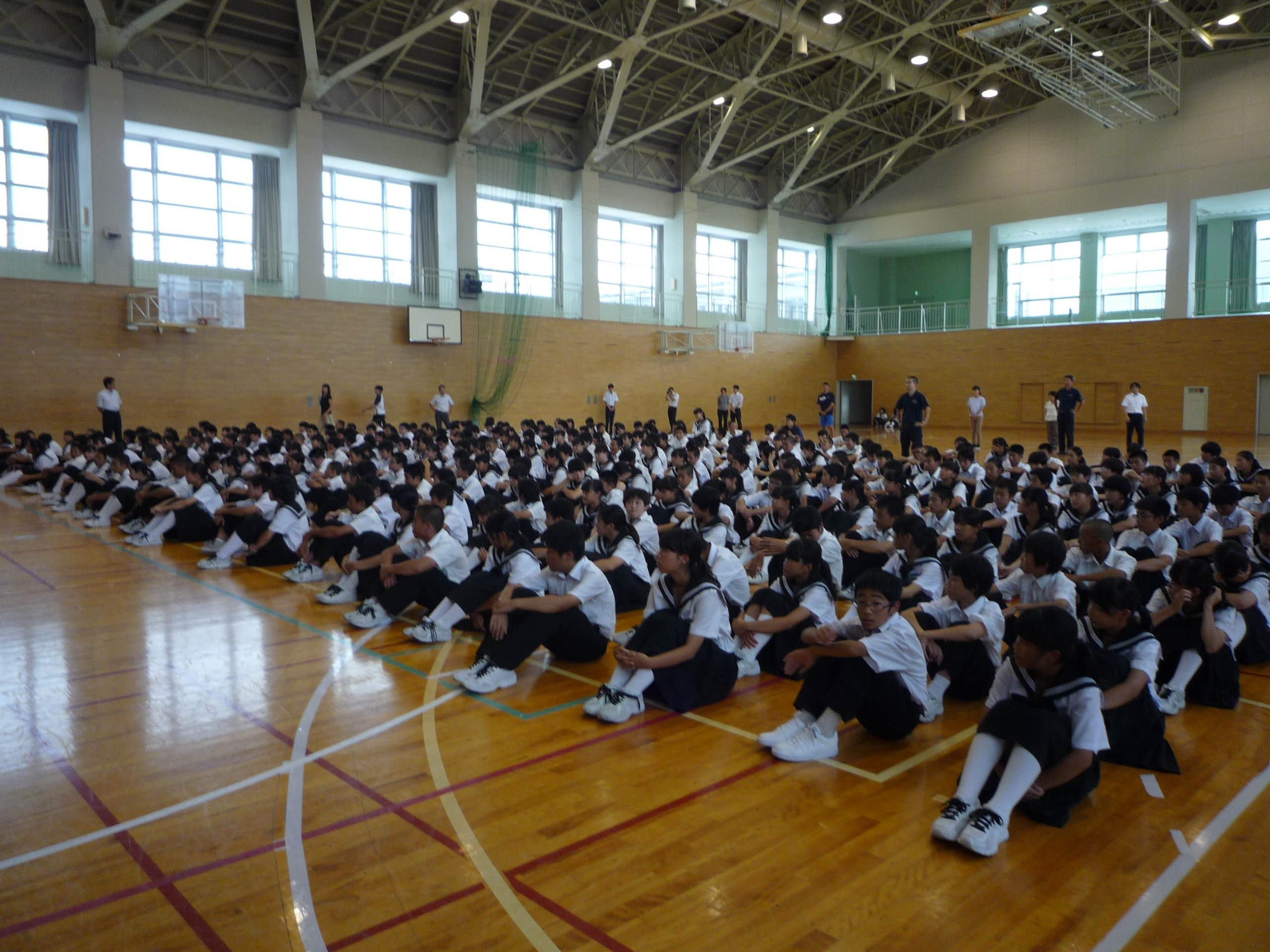 体育館に集まった大勢の生徒