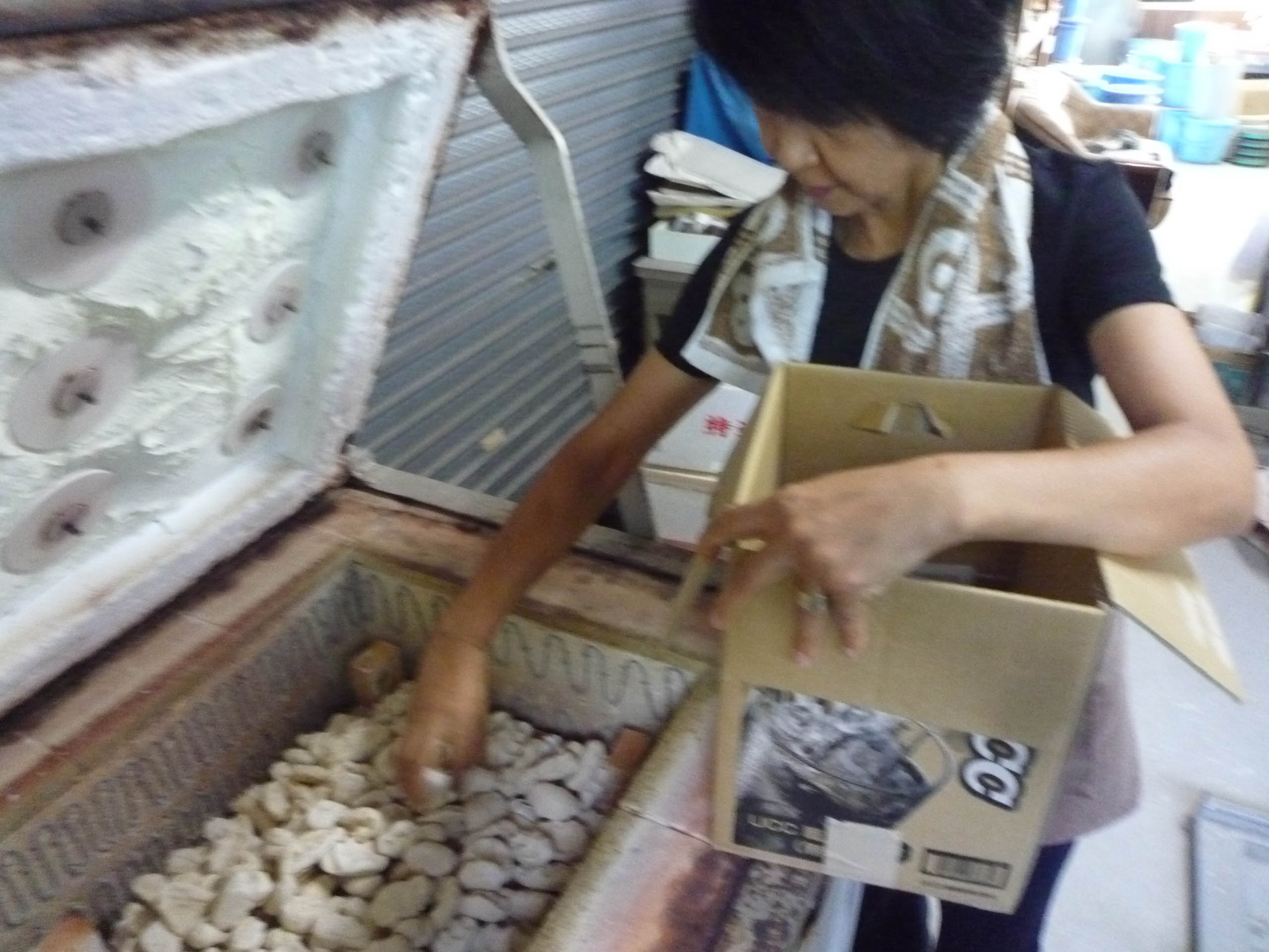 土のオブジェを焼成する様子